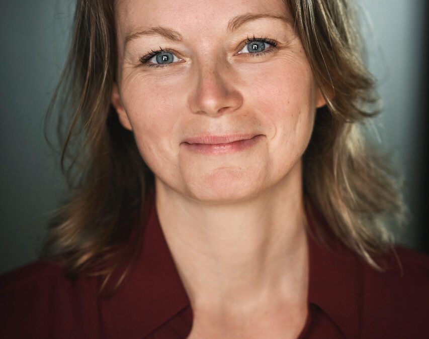 Mød stemme- og performancecoach Anette Nørgaard: »Du skal igennem angsten, før du kan overkomme den«